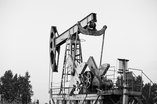 Ölpumpe. Die Ausrüstung für die Ölförderung. Schwarzweißfoto