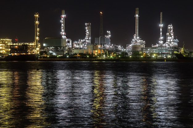 Ölraffinerie an der Wasserseite in der Nacht