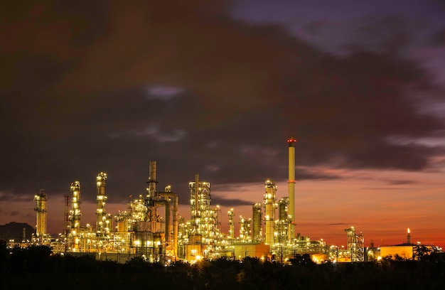 Ölraffinerie und Anlage und Turm der petrochemischen Industrie in der Öl- und Gasindustrie mit wolkenblauem Himmel am Morgen