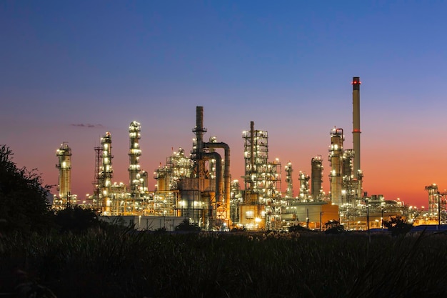 Ölraffinerie und Pflanzen- und Turmsäule der petrochemischen Industrie in der Öl- und Gasindustrie mit wolkenblauem Himmel der Sonnenaufgangshintergrund