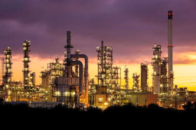Ölraffinerie und Pflanzen- und Turmsäule der petrochemischen Industrie in der Pipeline-Öl- und Gasindustrie mit sonnenrotem Himmel am Morgenhintergrund