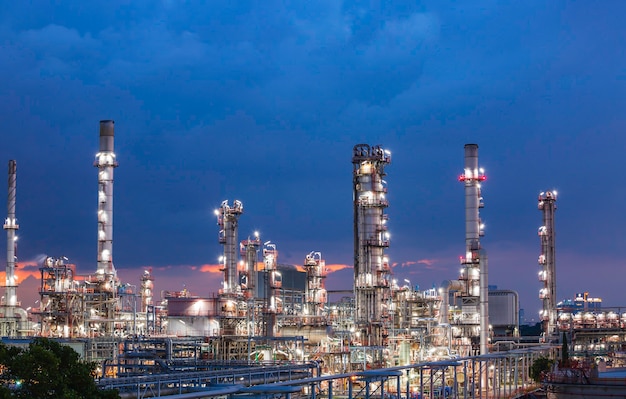 Ölraffinerie und Turmkolonnenraffinerie der petrochemischen Industrie in Öl