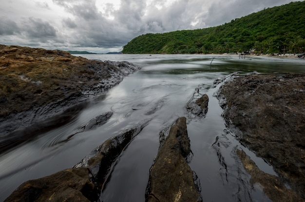 Ölschlamm, der das Meer während der Ölpestkatastrophe in Samet Island, Rayong, Thailand verunreinigt.