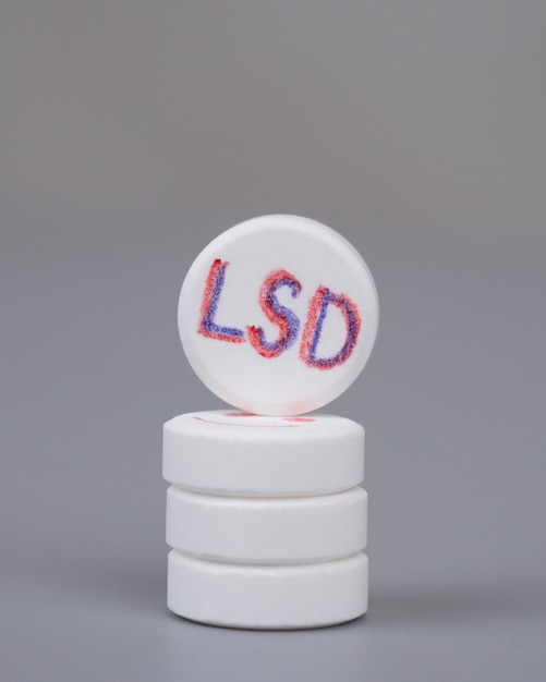 Lsd-Pillen Nahaufnahme auf grauem Hintergrund Lysergsäure