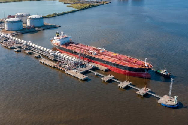 Öltanker am Pier im Massenhafen