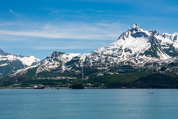Öltanks und Raffinerie an der Küste von Valdez in Alaska
