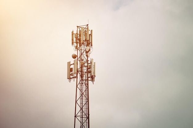 LTE Advanced 4G- und 5G-Netzwerk Netzwerkverbindung Geschäftshintergrund Telekommunikationsturm verschiedener Mobilfunk-, Radio- und Fernsehbetreiber