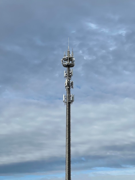 LTE5g-Turmansicht vom Boden aus Konzept der modernen Telekommunikationstechnologien