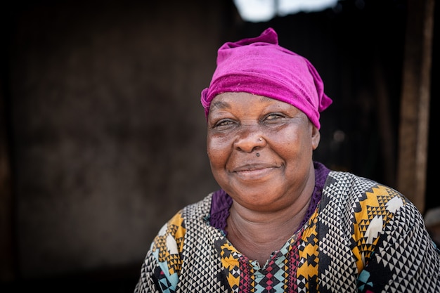 Ältere afrikanische schwarze Frau echtes Porträt