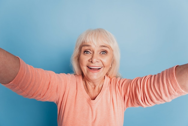 Ältere alte Frau macht Selfie