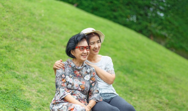 Ältere asiatische Frau mit Tochter, die im Urlaub zusammen am Muttertag entspannt.