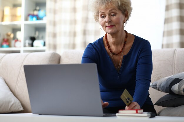 Ältere Dame mit Laptop