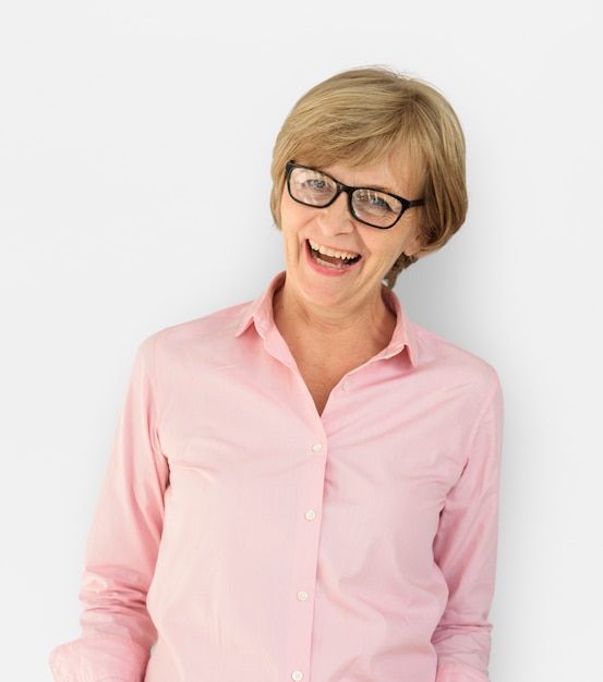 Ältere erwachsene Frau lächelndes Glück-Studio-Portrait