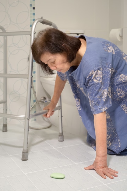 Ältere fallen im Badezimmer wegen rutschiger Oberflächen