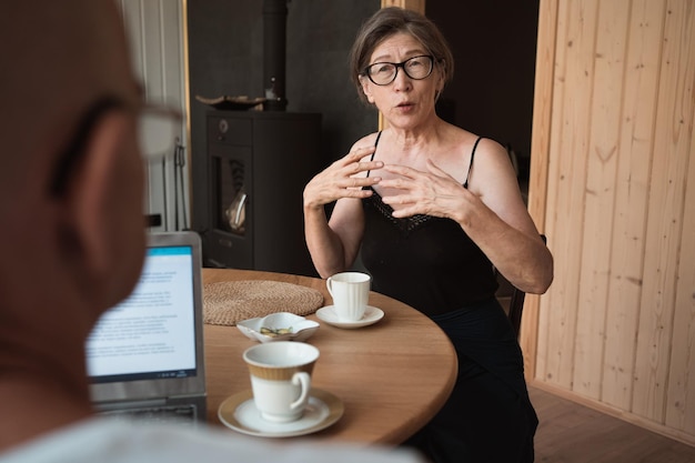 Ältere Familie, die zu Hause Kaffee trinkt