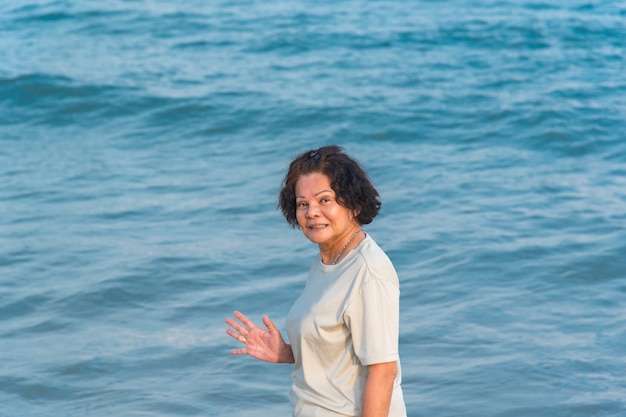 Ältere Frau 60s glückliche Reise in Meer für Ferien