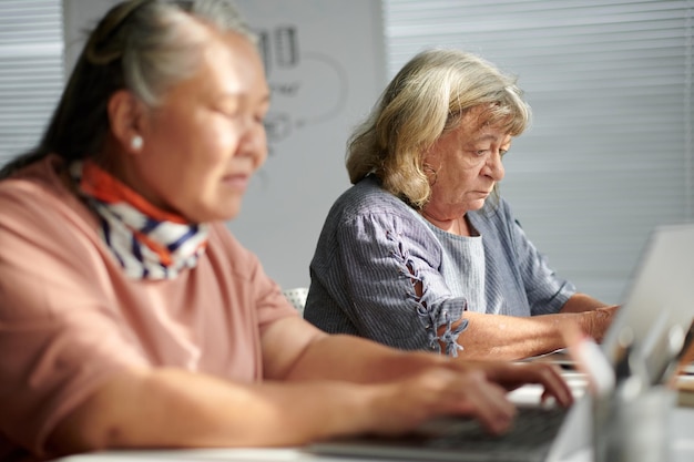 Ältere Frau besucht Computerkurs, um grundlegende Fähigkeiten zu erlernen