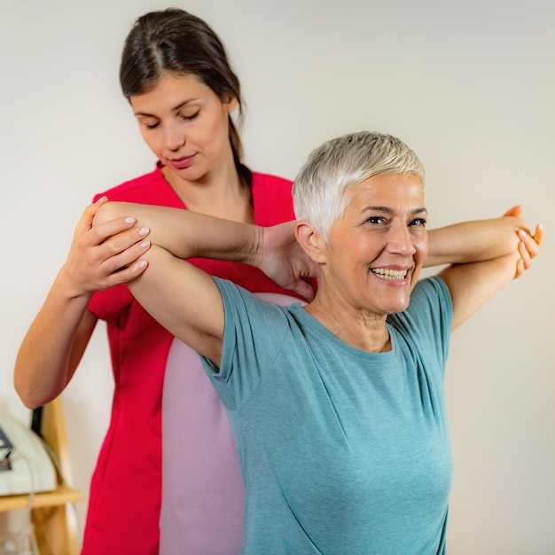 Ältere Frau besucht den Physiotherapeuten