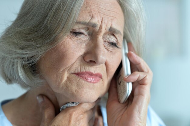 Ältere Frau, die am Telefon spricht