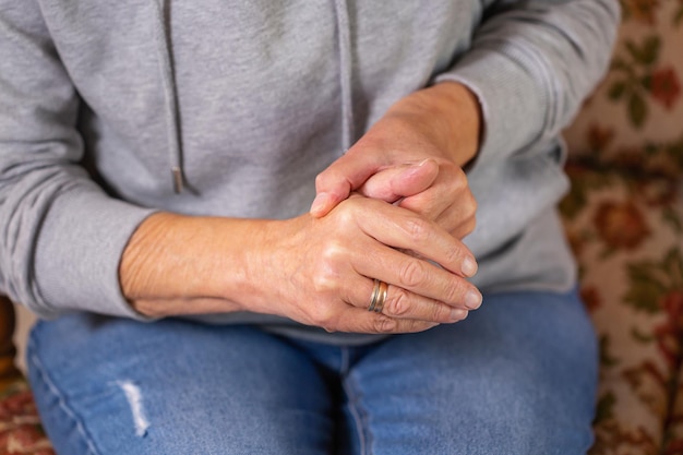 Ältere Frau, die an einer Entzündung der Hand- und Fingergelenkschmerzen leidet