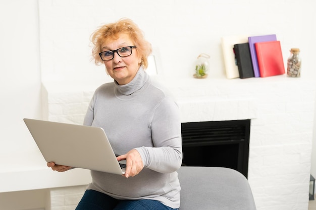 Ältere Frau, die an ihrem Laptop arbeitet, ältere Frau.