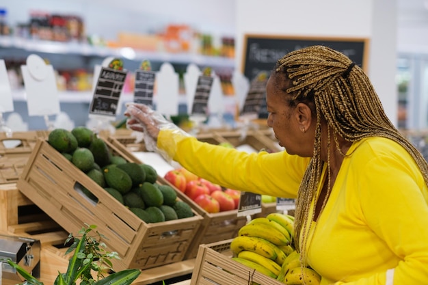 Ältere Frau, die auf dem nahe gelegenen Markt einkauft