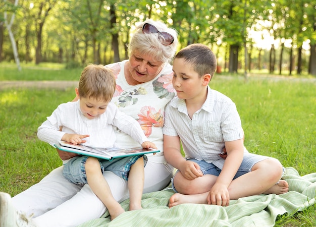 Ältere Frau, die Buch für seine Enkelkinder liest.