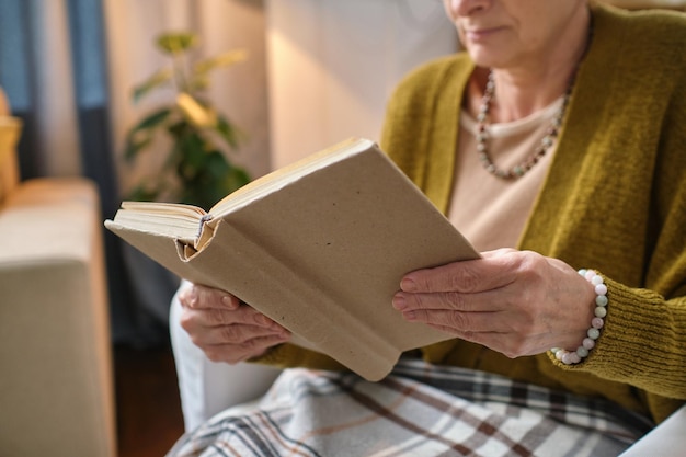 Ältere Frau, die ein Buch liest