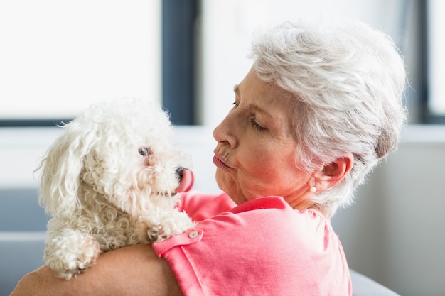 Ältere Frau, die einen Hund anhält