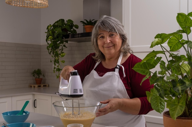 Ältere Frau, die einen Kuchen backt