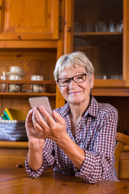 Ältere Frau, die einen Videoanruf tätigt