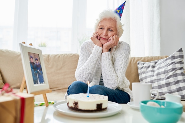 Ältere Frau, die Geburtstag des Ehemanns feiert