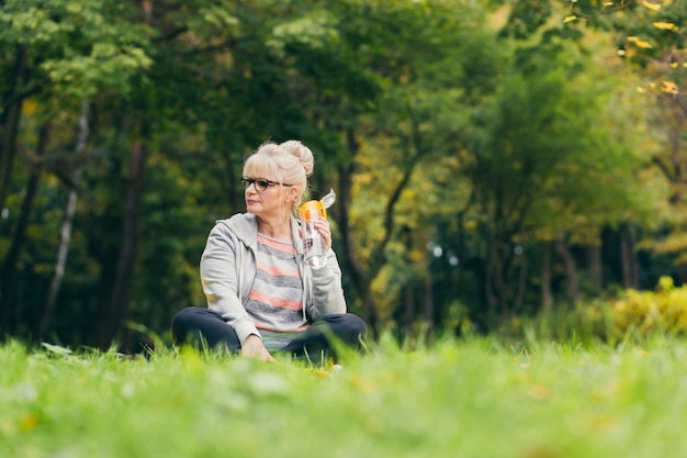 Ältere Frau, die im Park trainiert