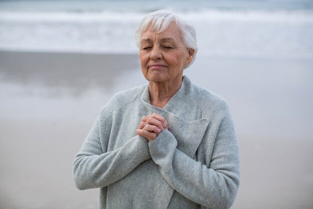 Ältere Frau, die Meditation tut