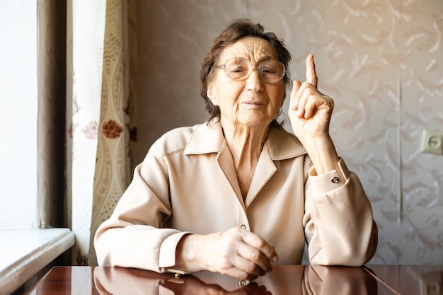 Ältere Frau, die mit dem Finger zeigt
