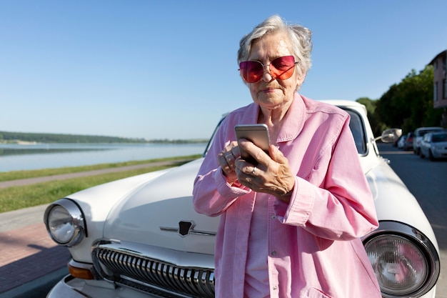 Ältere Frau, die mit ihrem Auto reist