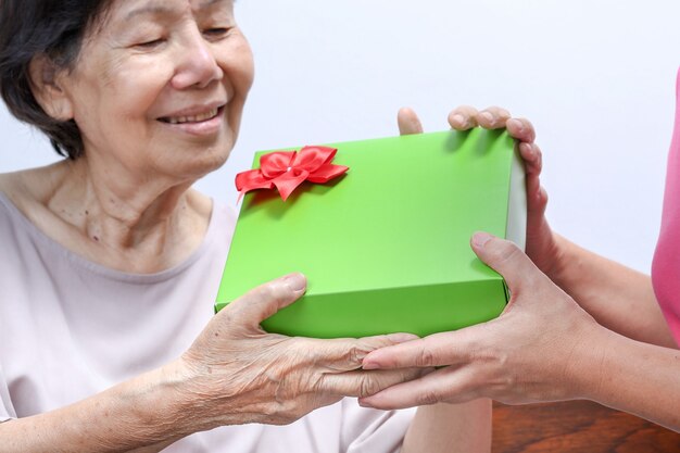 Ältere Frau erhält ein Geschenk von Tochter