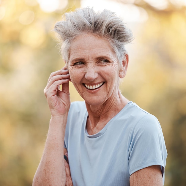 Ältere Frau glückliches Lächeln und Fitnesstraining im Freien für Gesundheit, Wellness und gesunden Lebensstil in einem Park Ältere Frau im Ruhestand, Glück und Selbstpflege, Training und Lebensstil in der Natur