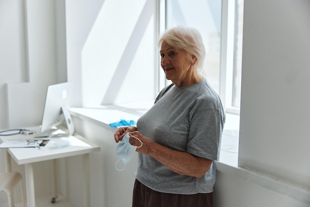 Ältere Frau im medizinischen Maskenschutz des Krankenhauses