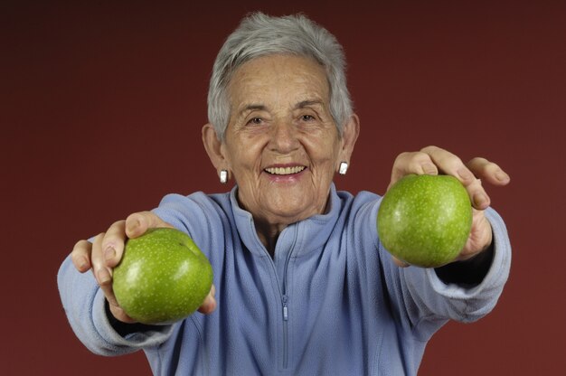 Ältere Frau mit Apfel