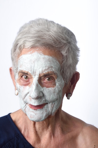 Ältere Frau mit facian Schablone auf Weiß