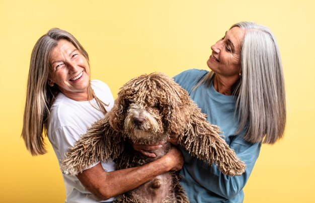 Ältere Frau mit grauem Haar. Haustierhundekonzept