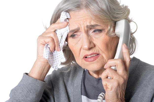 Ältere Frau mit Kopfschmerzen