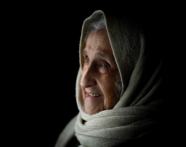 Ältere Frau mit Kopftuch, Studioportrait. Foto in hoher Qualität