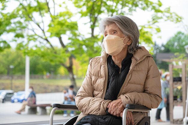 Ältere Frau mit Maske