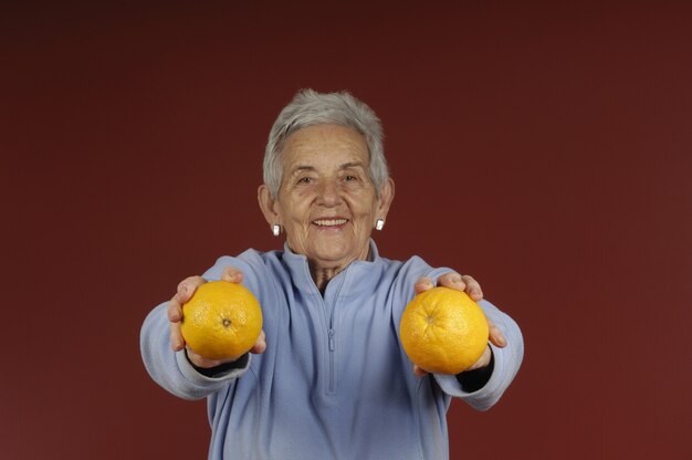 Ältere Frau mit Orange