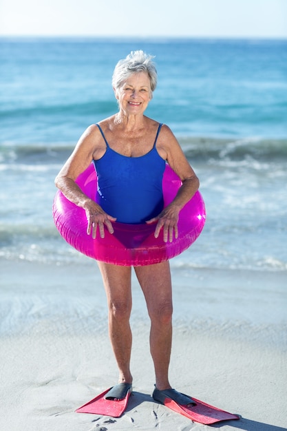 Ältere Frau mit Strandausrüstung