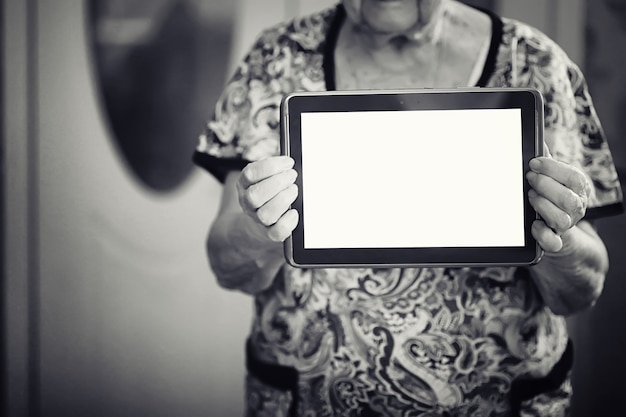 Ältere Frau mit Tablet