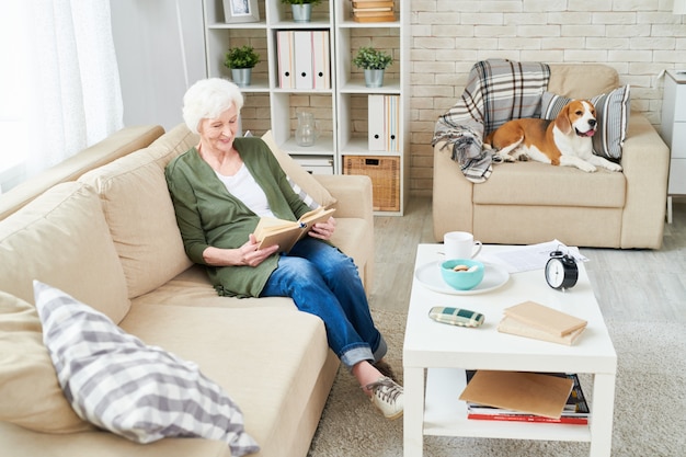 Ältere Frau und ihr Hund zu Hause