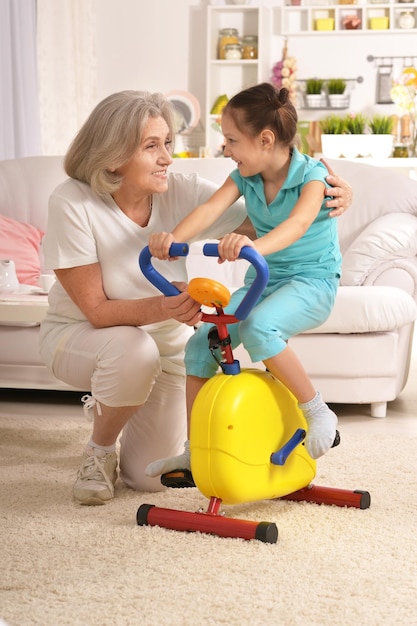 Ältere Frau und kleine Enkelin beim Sport